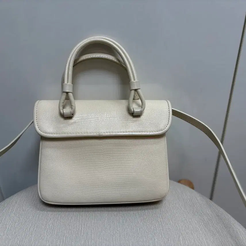 [BUNJANG] Minitmute Flat Base Leather Mini Bag / (원가 19.5) (크림) 미닛뮤트 플랫베이스 가죽 미니백