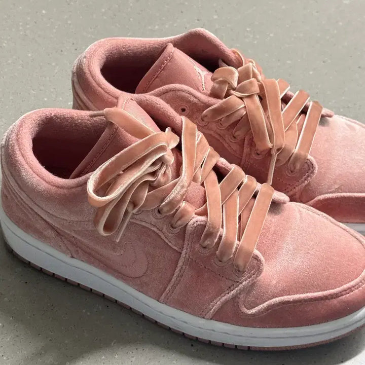 [BUNJANG] Jordan 1 Low Velvet Pink Sneakers / 조던 1 로우 벨벳 핑크 운동화