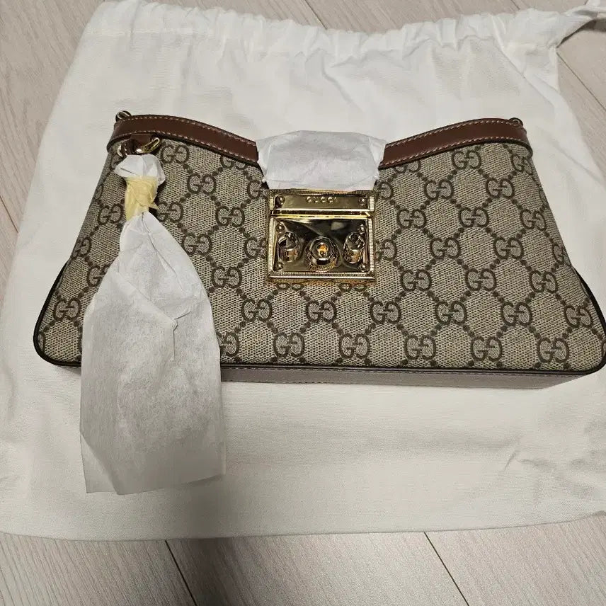[BUNJANG] Gucci GG Canvas Padlock Shoulder Bag / 구찌 GG 캔버스 패드락 숄더백