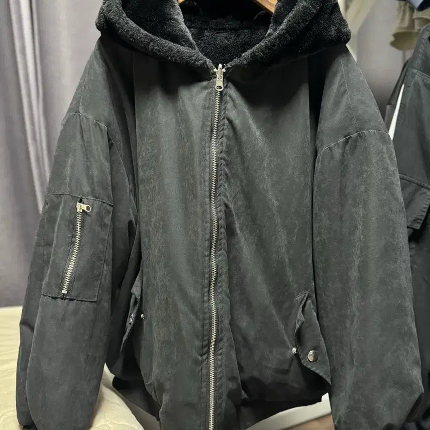 [BUNJANG] Black Hooded Fur Lined Bomber Jacket / 블랙 후드 퍼 안감 항공 점퍼