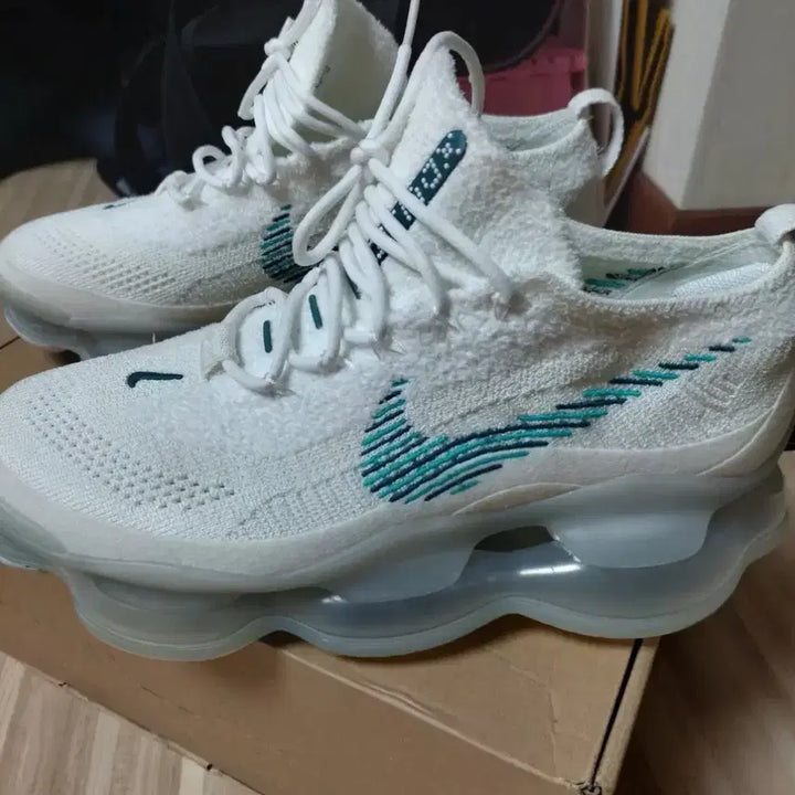 [BUNJANG] Nike Air Max Scorpion Flyknit White Geode Teal Sneakers / 나이키 에어맥스 스콜피온 플라이니트 화이트 지오드 틸 275