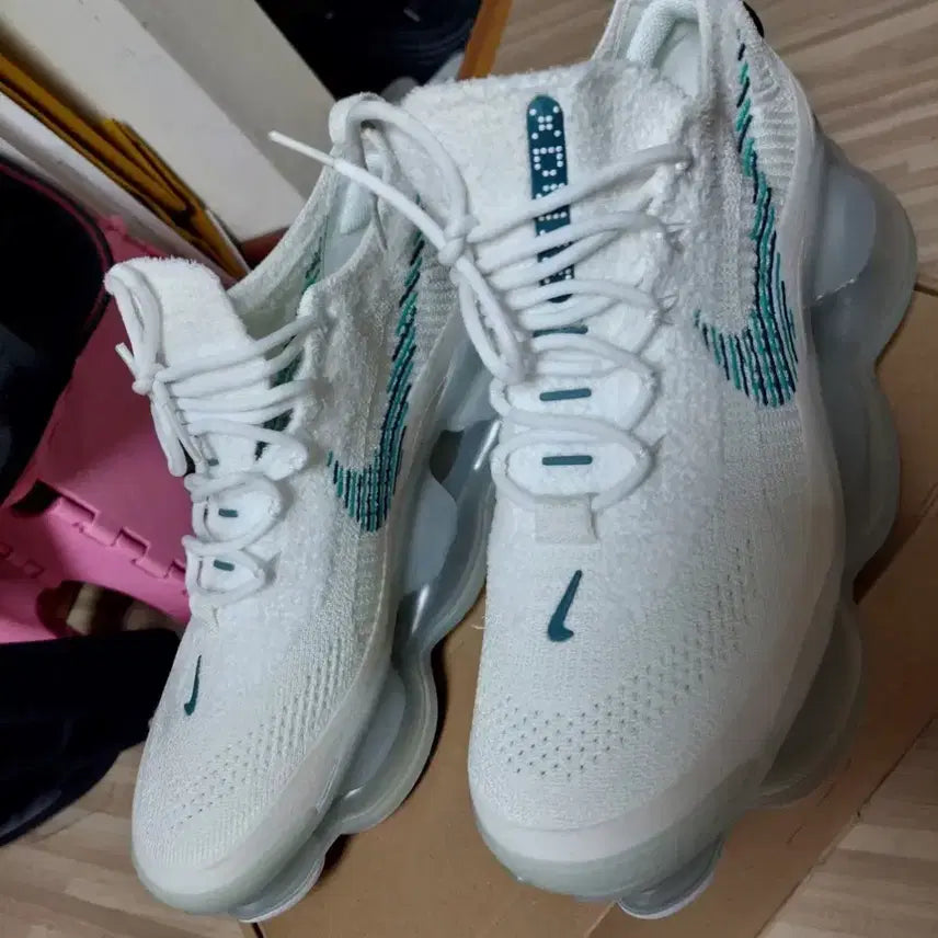 [BUNJANG] Nike Air Max Scorpion Flyknit White Geode Teal Sneakers / 나이키 에어맥스 스콜피온 플라이니트 화이트 지오드 틸 275