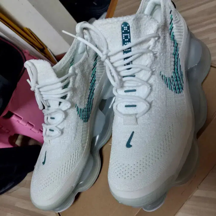 [BUNJANG] Nike Air Max Scorpion Flyknit White Geode Teal Sneakers / 나이키 에어맥스 스콜피온 플라이니트 화이트 지오드 틸 275