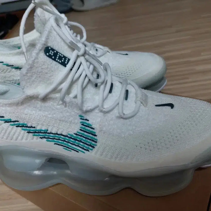 [BUNJANG] Nike Air Max Scorpion Flyknit White Geode Teal Sneakers / 나이키 에어맥스 스콜피온 플라이니트 화이트 지오드 틸 275