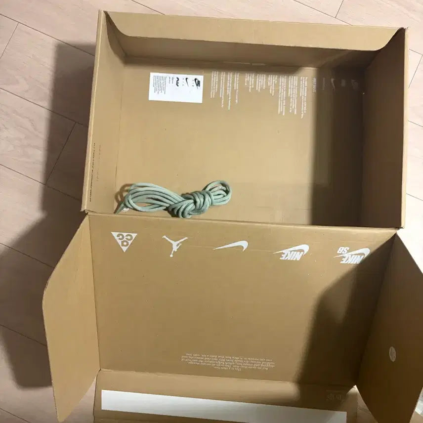 [BUNJANG] Nike Air Max Scorpion Flyknit White Geode Teal Sneakers / 나이키 에어맥스 스콜피온 플라이니트 화이트 지오드 틸 275