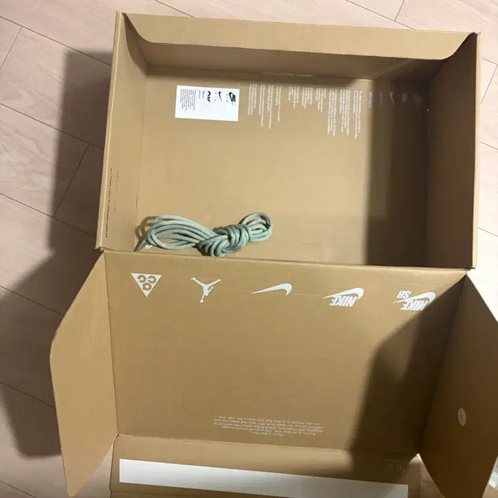 [BUNJANG] Nike Air Max Scorpion Flyknit White Geode Teal Sneakers / 나이키 에어맥스 스콜피온 플라이니트 화이트 지오드 틸 275