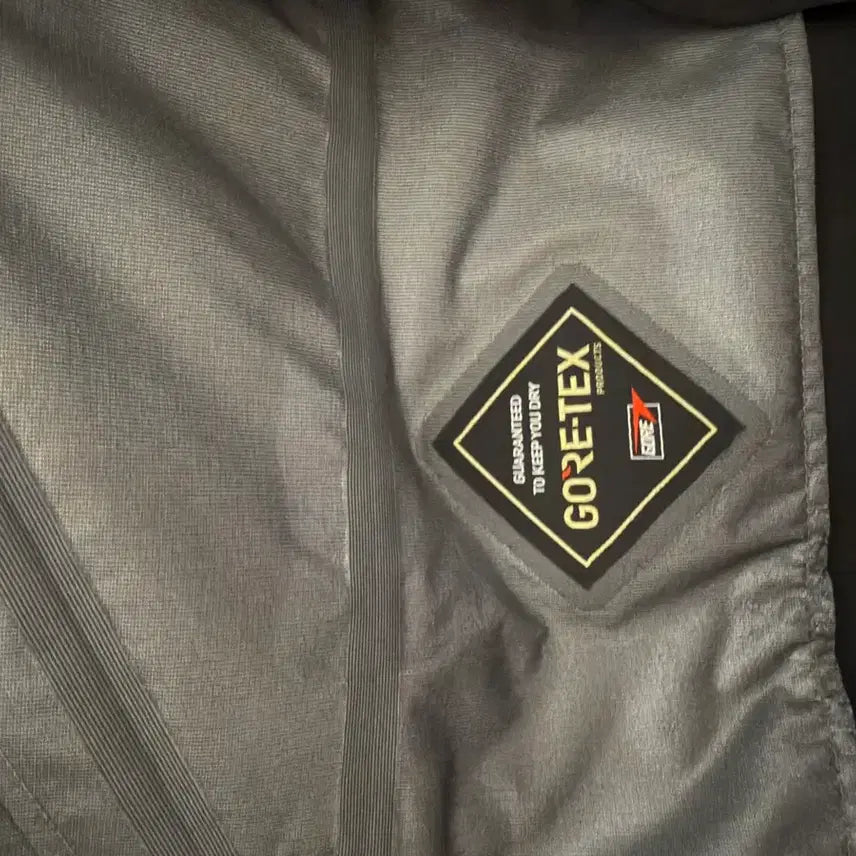 [BUNJANG] Goldwin Gore-Tex 3L Blouson Jacket / Goldwin 고어텍스 3L 블루종 블랙 4사이즈