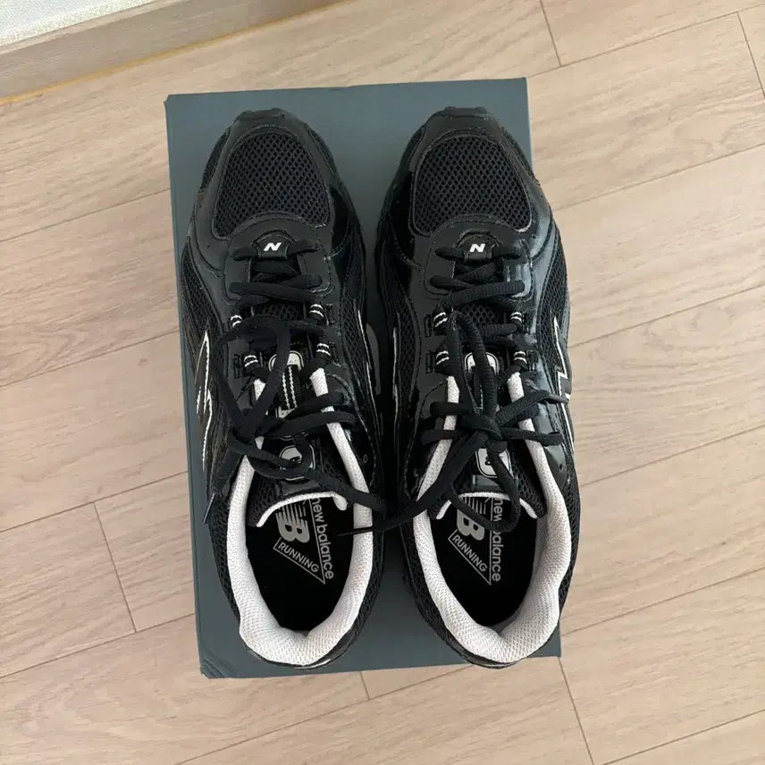 [BUNJANG] New Balance 204 Size 250 Sneakers / 뉴발란스 204 250사이즈