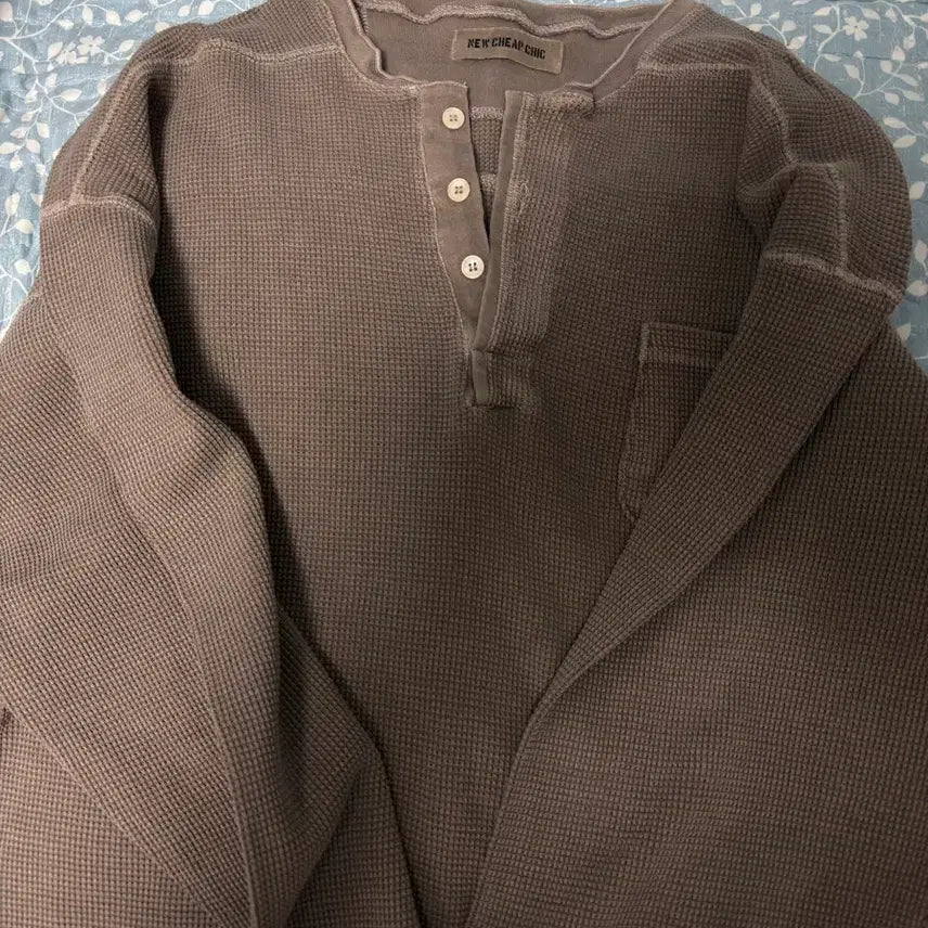 [BUNJANG] Newjeans - Waffle Henley Neck Brown / 뉴치프시크dp 와플헨리넥 브라운
