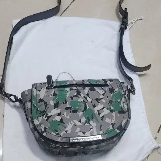 [BUNJANG] 마크제이콥스 카모 반달 크로스백/ 분크 버킷백 / 마크제이콥스 카모 반달 크로스백/ 분크 버킷백