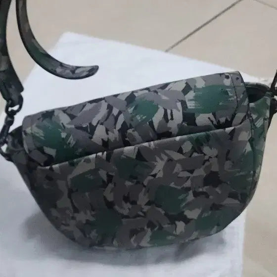 [BUNJANG] 마크제이콥스 카모 반달 크로스백/ 분크 버킷백 / 마크제이콥스 카모 반달 크로스백/ 분크 버킷백