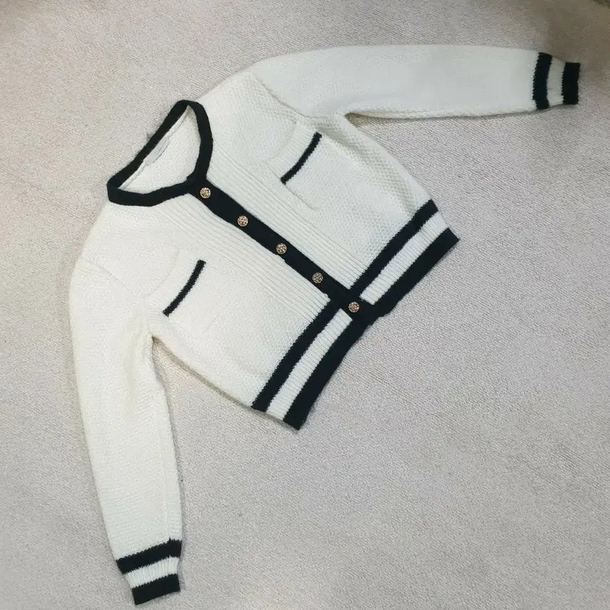 [BUNJANG] J.JiGott White Black Color Block Gold Button Cardigan / jj지고트 화이트 블랙 배색 금장 버튼 가디건 free