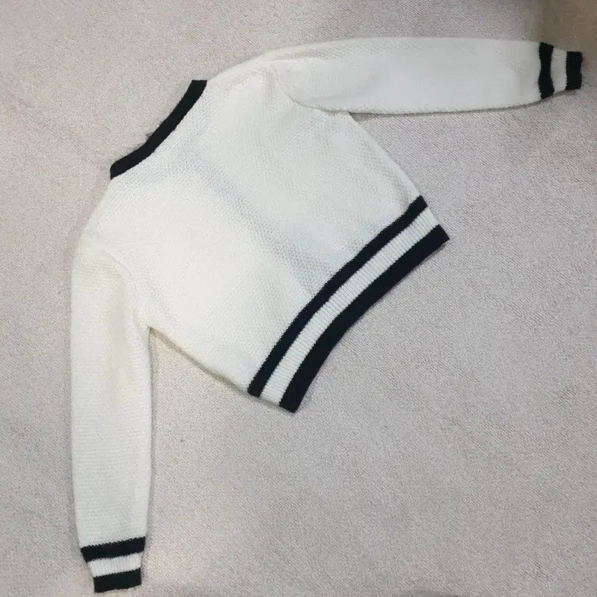 [BUNJANG] J.JiGott White Black Color Block Gold Button Cardigan / jj지고트 화이트 블랙 배색 금장 버튼 가디건 free