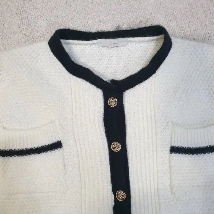 [BUNJANG] J.JiGott White Black Color Block Gold Button Cardigan / jj지고트 화이트 블랙 배색 금장 버튼 가디건 free