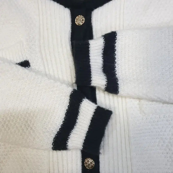 [BUNJANG] J.JiGott White Black Color Block Gold Button Cardigan / jj지고트 화이트 블랙 배색 금장 버튼 가디건 free