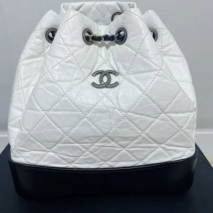 [BUNJANG] Gabrielle Small White Backpack / 샤넬 가브리엘 백팩 스몰 화이트 내장칩