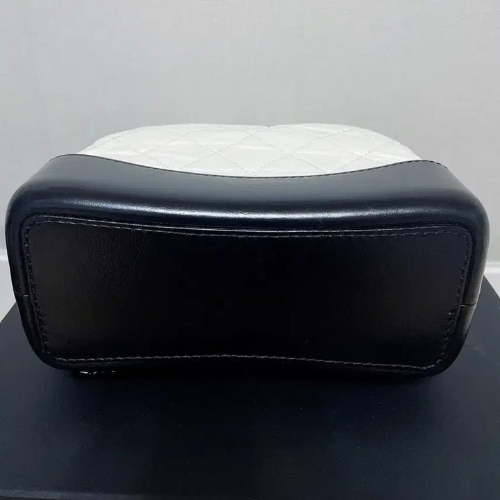 [BUNJANG] Gabrielle Small White Backpack / 샤넬 가브리엘 백팩 스몰 화이트 내장칩
