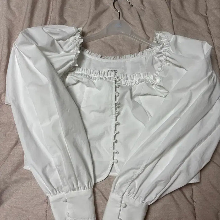 [BUNJANG] Poeta Off-Shoulder Blouse / 포에토 샤이오프 블라우스 shy off blouse