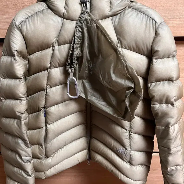 [BUNJANG] Sunlove Hooded Fly Light Down Padded Jacket / 썬러브 후디드 플라이 라이트 다운 패딩(스톤)