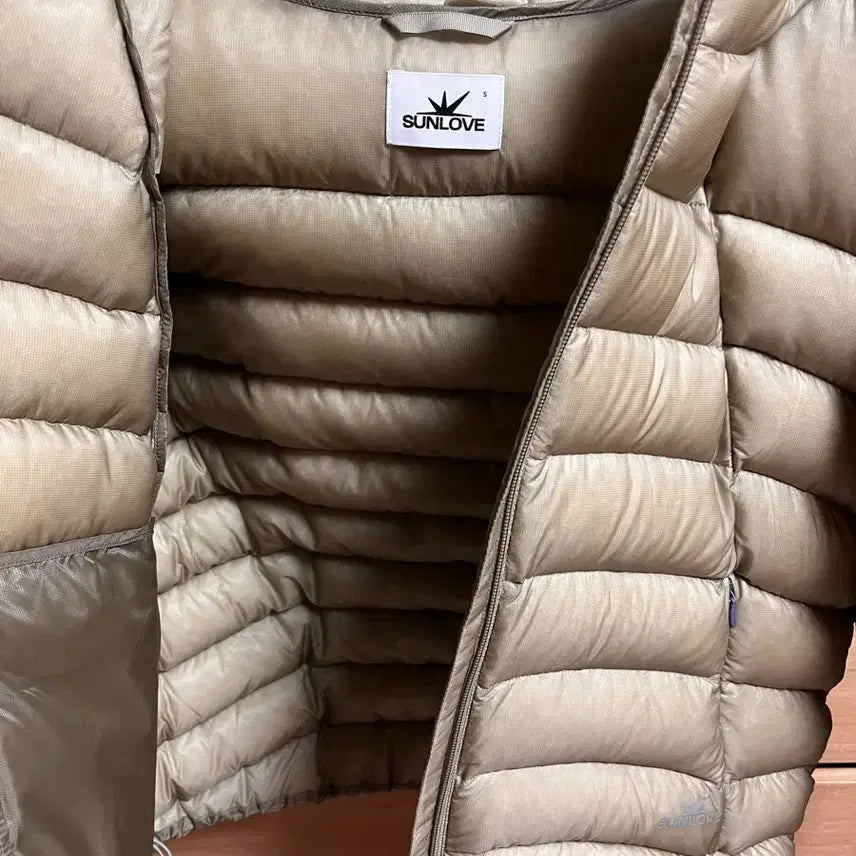 [BUNJANG] Sunlove Hooded Fly Light Down Padded Jacket / 썬러브 후디드 플라이 라이트 다운 패딩(스톤)