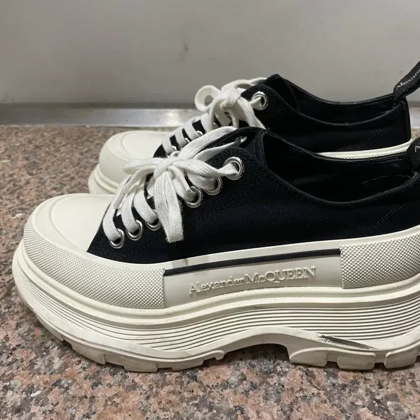 [BUNJANG] Alexander McQueen Tread Slick Sneakers 235 / 알렉산더맥퀸 트레드 슬릭 스니커즈 697072 W4MV2 1070