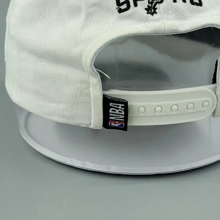 [BUNJANG] NBA San Antonio Spurs White Cotton Baseball Cap / NBA 엔비에이 화이트 톤톤 샌안토니오 스퍼스 로고 6패널 코튼 야구모자