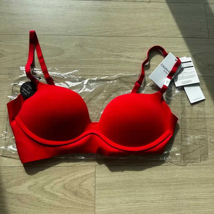 [BUNJANG] Calvin Klein Invisible Bra 34B Red / 캘빈클라인 인비저블 브라 34B 레드