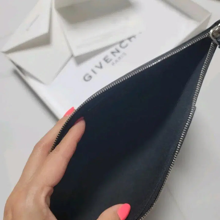 [BUNJANG] Givenchy Antigona Medium Clutch / 지방시 안티고나 미디움클러치 (정품)