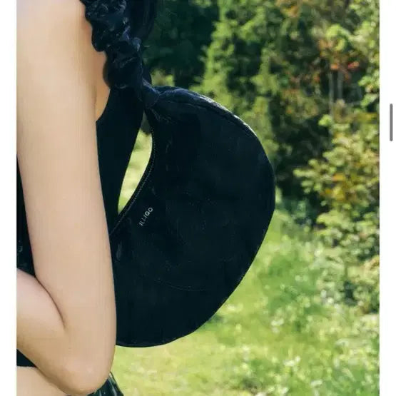 [BUNJANG] Illygo Heart Wrinkle Shoulder Bag - Black / 일리고 하트링클 숄더백 블랙