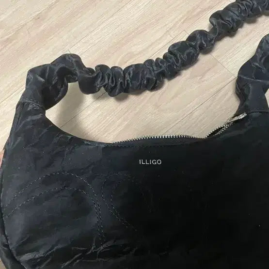 [BUNJANG] Illygo Heart Wrinkle Shoulder Bag - Black / 일리고 하트링클 숄더백 블랙