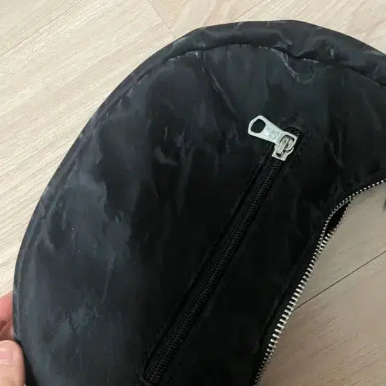 [BUNJANG] Illygo Heart Wrinkle Shoulder Bag - Black / 일리고 하트링클 숄더백 블랙