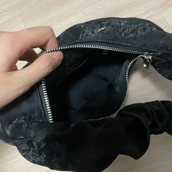 [BUNJANG] Illygo Heart Wrinkle Shoulder Bag - Black / 일리고 하트링클 숄더백 블랙