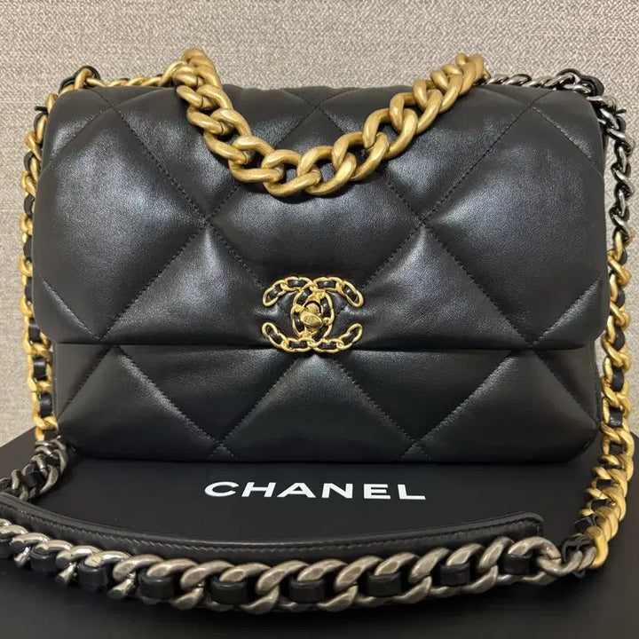 [BUNJANG] CHANEL 19 Large Black Lambskin Handbag / 샤넬19 라지 블랙 램스킨 풀박/현백압구정/전시급 799만원