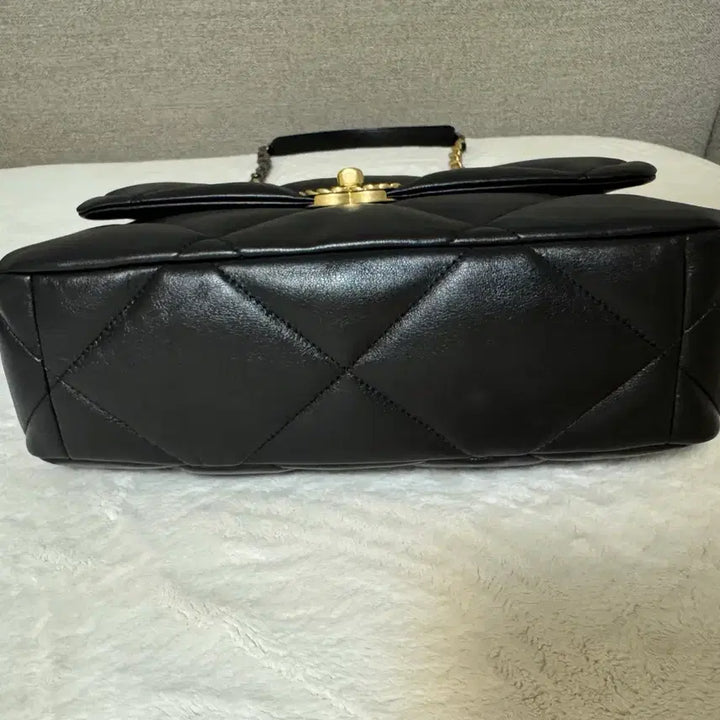 [BUNJANG] CHANEL 19 Large Black Lambskin Handbag / 샤넬19 라지 블랙 램스킨 풀박/현백압구정/전시급 799만원