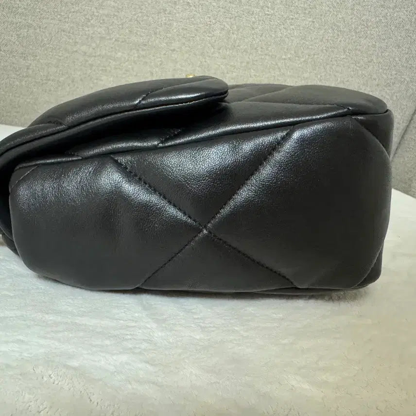 [BUNJANG] CHANEL 19 Large Black Lambskin Handbag / 샤넬19 라지 블랙 램스킨 풀박/현백압구정/전시급 799만원