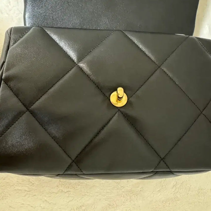 [BUNJANG] CHANEL 19 Large Black Lambskin Handbag / 샤넬19 라지 블랙 램스킨 풀박/현백압구정/전시급 799만원