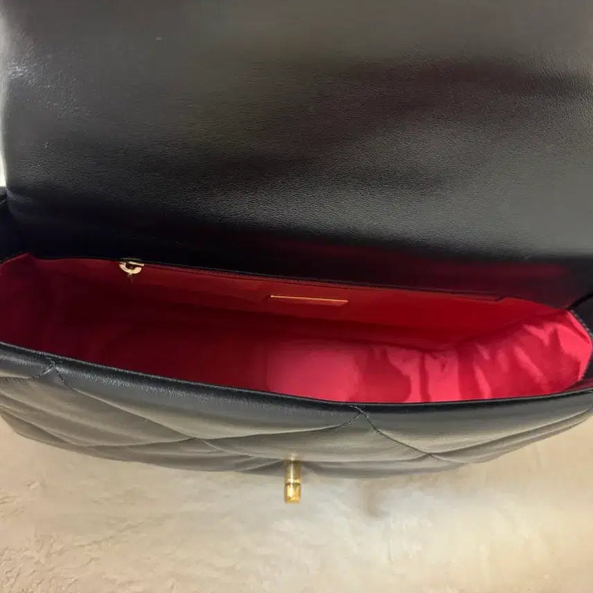 [BUNJANG] CHANEL 19 Large Black Lambskin Handbag / 샤넬19 라지 블랙 램스킨 풀박/현백압구정/전시급 799만원