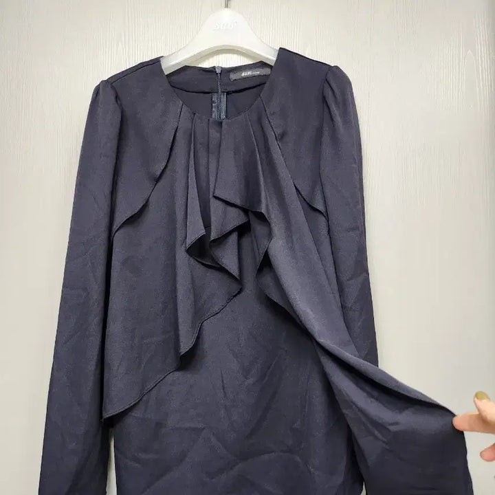 [BUNJANG] SuBI Frill Blouse Navy 55 / SuBI 프릴 블라우스 네이비 55