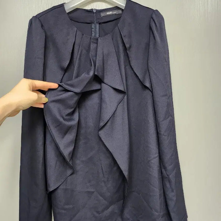 [BUNJANG] SuBI Frill Blouse Navy 55 / SuBI 프릴 블라우스 네이비 55