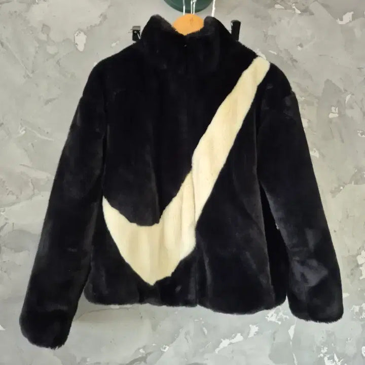 [BUNJANG] Nike Swoosh Black Fur Jacket L / 나이키 스우시 블랙 퍼 자켓 L