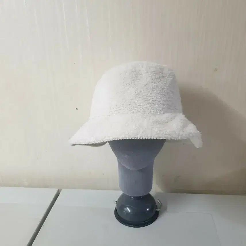 [BUNJANG] Hideout White Bucket Hat / 하이드아웃 뽀글이모자 흰모자 버킷햇 겨울모자 창모자 챙모자
