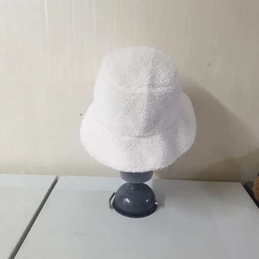 [BUNJANG] Hideout White Bucket Hat / 하이드아웃 뽀글이모자 흰모자 버킷햇 겨울모자 창모자 챙모자