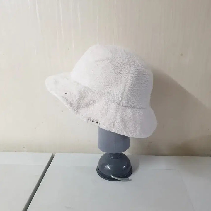 [BUNJANG] Hideout White Bucket Hat / 하이드아웃 뽀글이모자 흰모자 버킷햇 겨울모자 창모자 챙모자