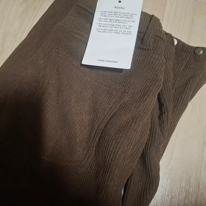 [BUNJANG] Corduroy Trousers / 새상품)골덴 브라운 바지 코듀로이 직물 핀턱 디자인 에이블리 교신