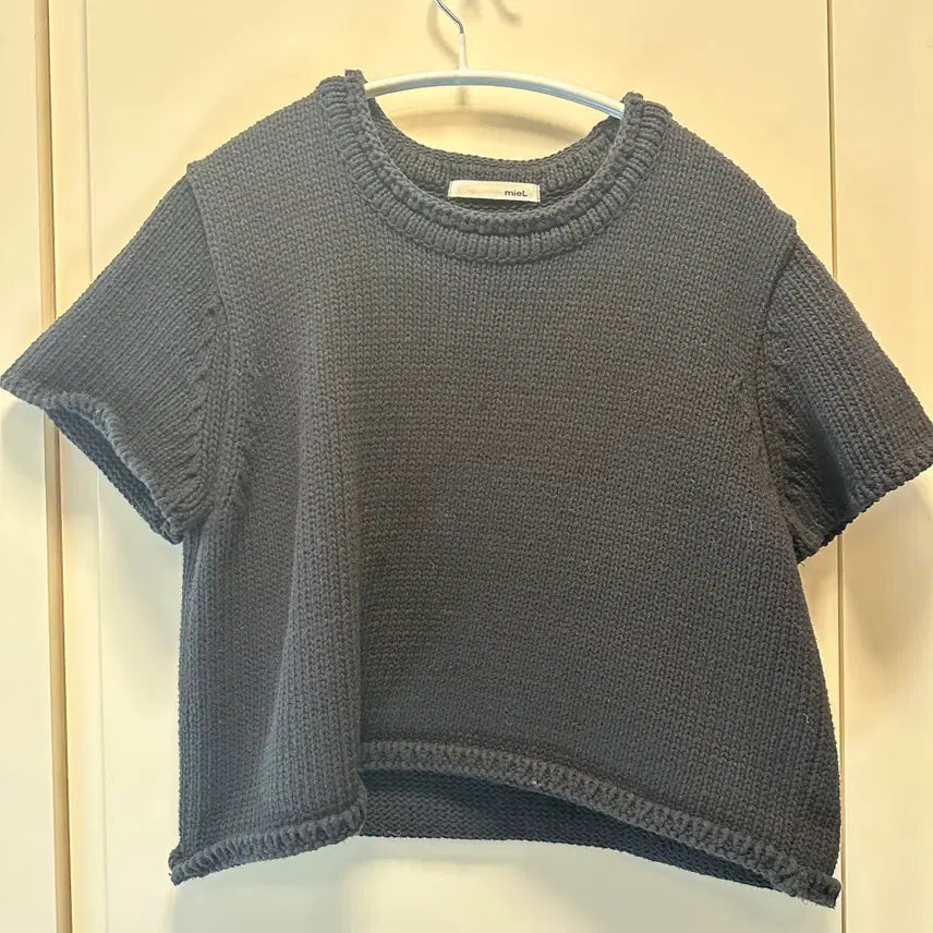 [BUNJANG] Miel Billy Cropped Knit Top (Black) / 웨어레스트 미엘 빌리 크롭 니트 반팔 면 라운드 데이트 (블랙)