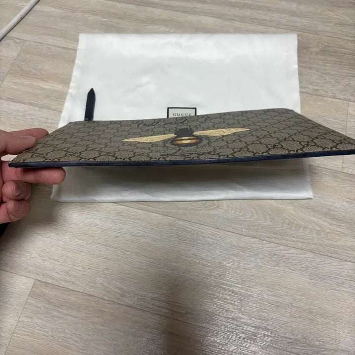 [BUNJANG] Gucci GG Supreme Bee Clutch Pouch / 구찌 GG 수프림 꿀벌 클러치 파우치