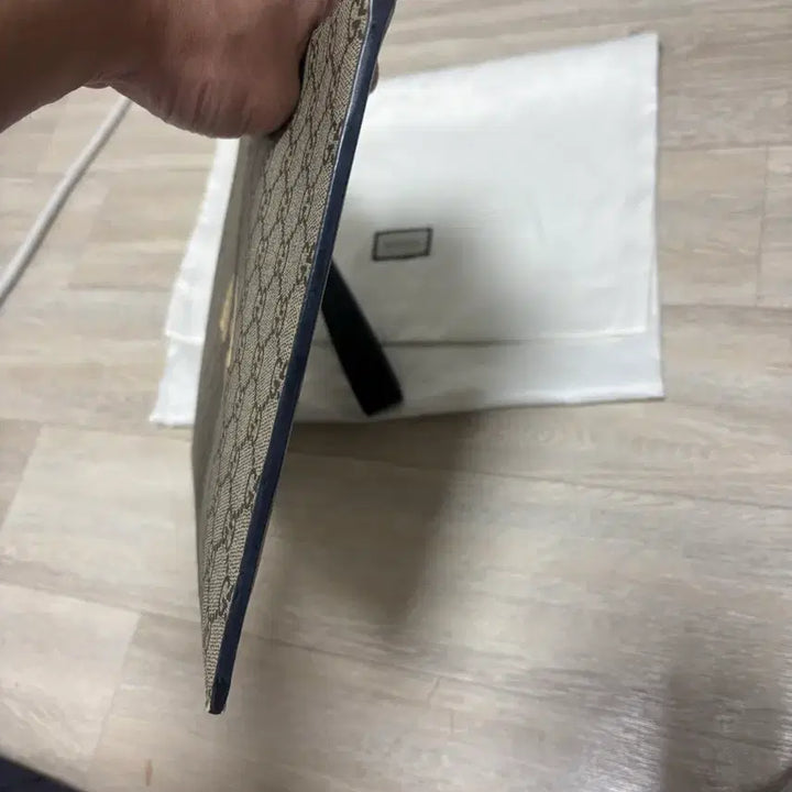 [BUNJANG] Gucci GG Supreme Bee Clutch Pouch / 구찌 GG 수프림 꿀벌 클러치 파우치