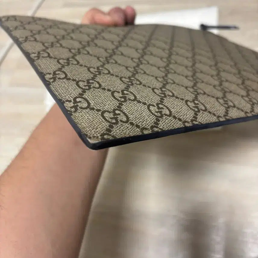 [BUNJANG] Gucci GG Supreme Bee Clutch Pouch / 구찌 GG 수프림 꿀벌 클러치 파우치