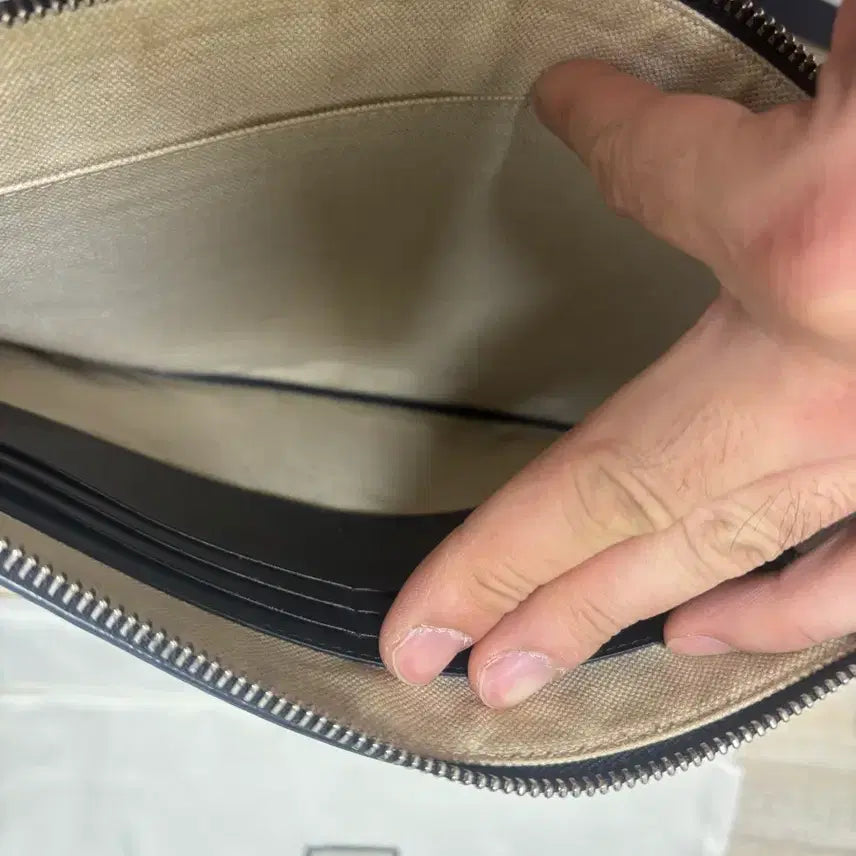 [BUNJANG] Gucci GG Supreme Bee Clutch Pouch / 구찌 GG 수프림 꿀벌 클러치 파우치