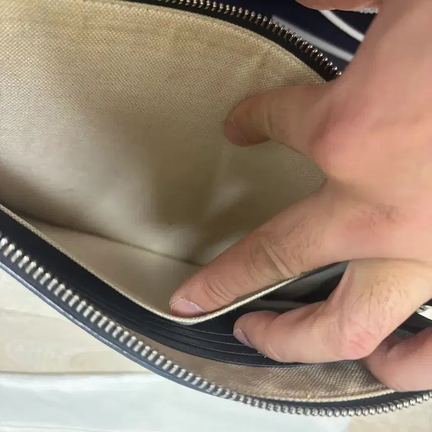 [BUNJANG] Gucci GG Supreme Bee Clutch Pouch / 구찌 GG 수프림 꿀벌 클러치 파우치